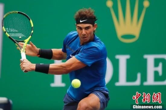 白衣下边是红衣，香港行期间一阿森纳球迷卧底在热刺球迷看台